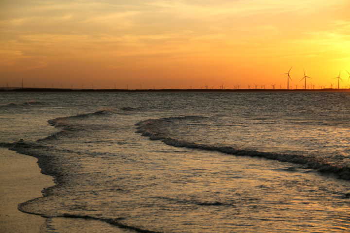 Torres eólicas de Galinhos vistas a partir da Praia do Farol