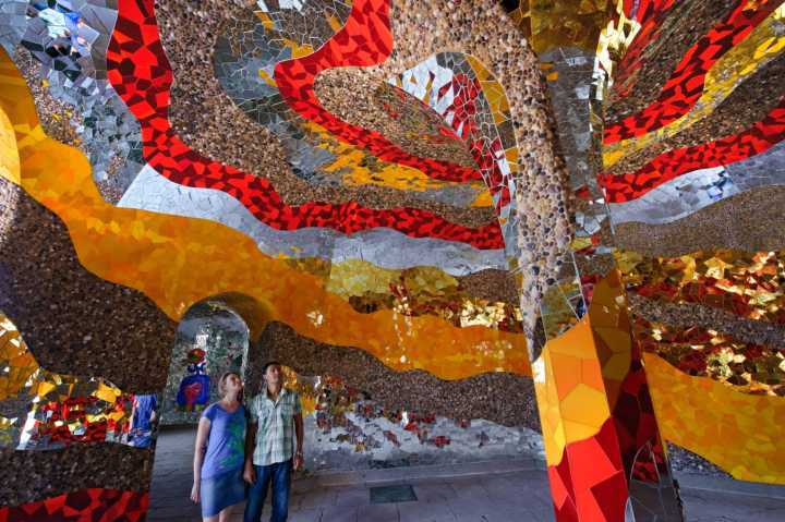 Detalhe da Gruta Herrenhäuser, obra da artista Niki de Saint Phalle