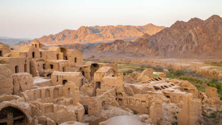 YAZD, uma cidade espremida entre dois desertos no centro do país e cercada por montanhas áridas.