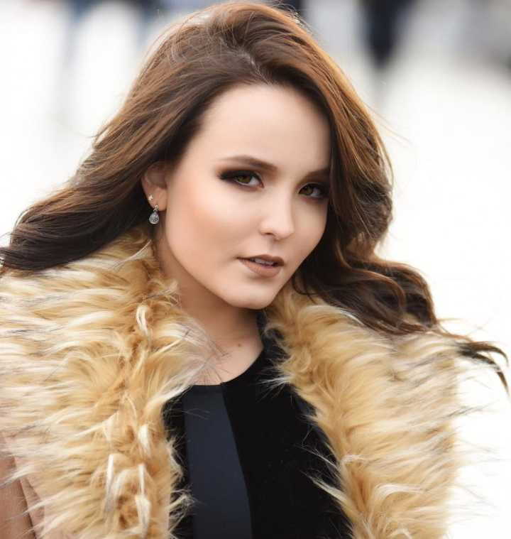 Larissa Manoela mostra lado fashion em fotos em pontos turísticos de Paris