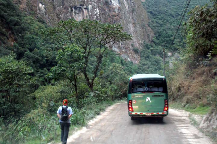 De Aguas Calientes, é possível chegar em Machu Picchu, a pé ou em transfers (US$ 24, ida e volta)