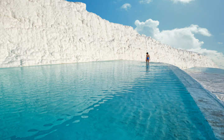 As piscinas termais propícias para banhos impressionam pela beleza e o aspecto criado a partir da formação calcária em montanhas