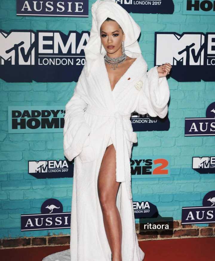 Rita Ora escolheu um look nada convencional para o MTV EMA 2017