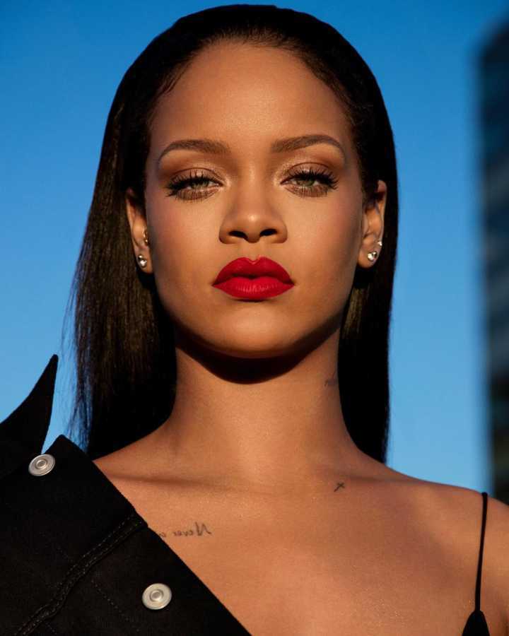 Rihanna brinca de blogueira e publica tutorial no Instagram