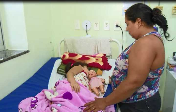 Ashalley e a mãe, Cleonice, em hospital de Rio Branco, onde a garota luta contra uma leucemia