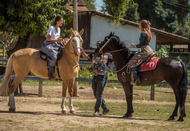 Bruna Marquezine e Marina Ruy Barbosa pratica hipismo