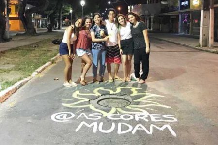 Estudantes se unem para chamar atenção para buracos em Maceió