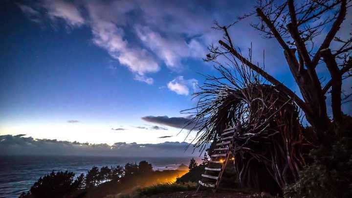 O Treebones Resort é uma hospedagem suspensa na árvore com galhos e galhos de eucalipto reciclado