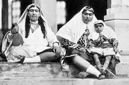 Anis-Al-Doleh (à direita), esposa favorita do xeique