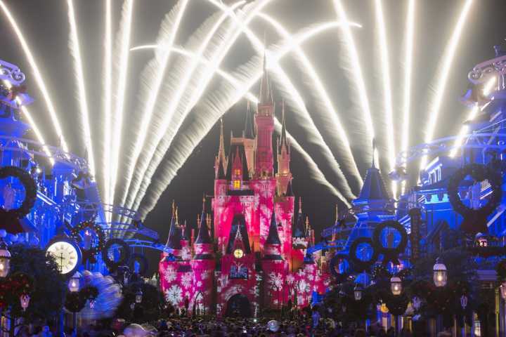 A grandiosa queima de fogos especial de Natal acontece apenas nos dias de festa do Mickey no Magic Kingdom