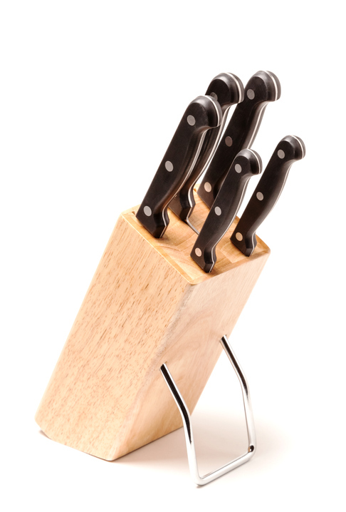 Um conjunto de facas com suporte por R$ 130