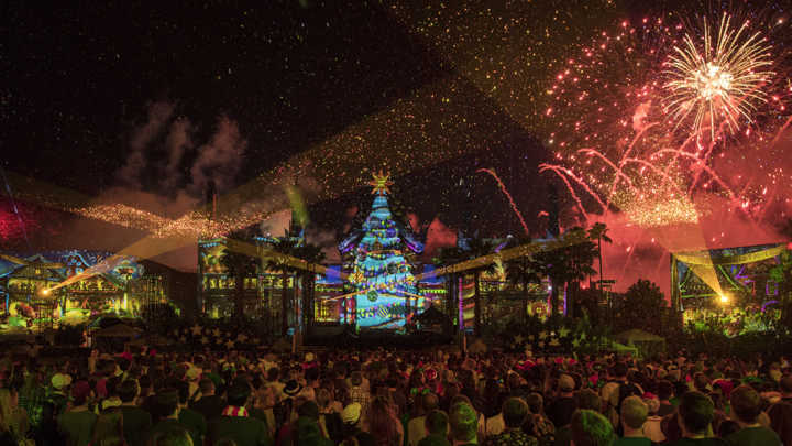 O show “Jingle Bell, Jingle BAM” acontece na fachada do Teatro Chinês no Hollywood Studios e volta este ano