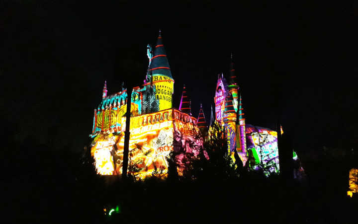 O castelo de Hogwarts, no Islands of Adventure, ganhou projeções de luz de última geração