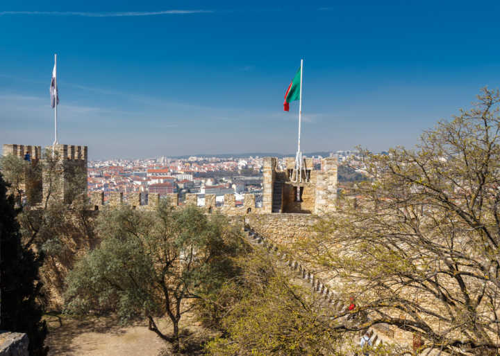 Vista das muralhas do castelo de São Jorge, um dos cartões-postais de Lisboa