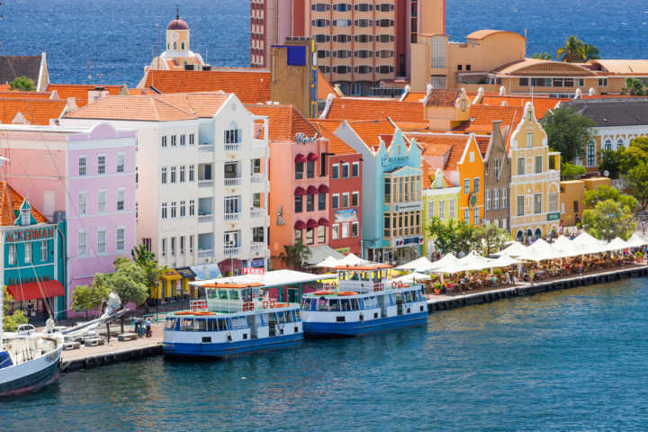 As casas coloridas de Willemstad, capital de Curaçao