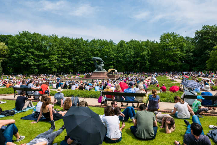 No verão, parque Lazienki recebe concertos de músicas clássicas