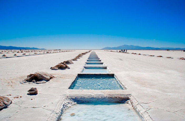 Paisagens formadas por montanhas coloridas, deserto de sal, rios de águas límpidas e céu azul remontam a cenários dignos de pintura em Jujuy