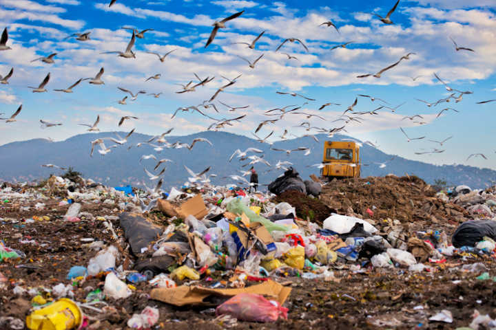 São 145 mil toneladas de resíduos descartados nesses locais diariamente