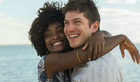 Raquel (Erika Januza) e Bruno (Caio Paduan) em “O Outro Lado do Paraíso”