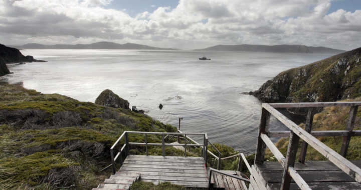 Puerto Williams fica em frente ao mar de águas calmas que banham as costas do Canal de Beagle