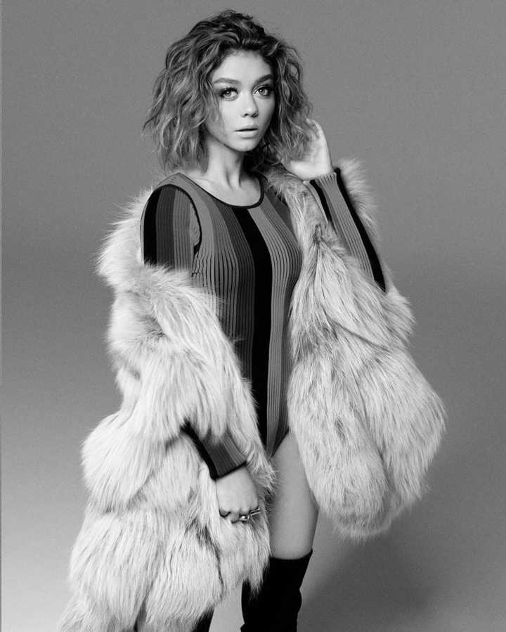 Estrela de “Modern Family”, Sarah Hyland responde revista após boatos sobre cirurgias plásticas