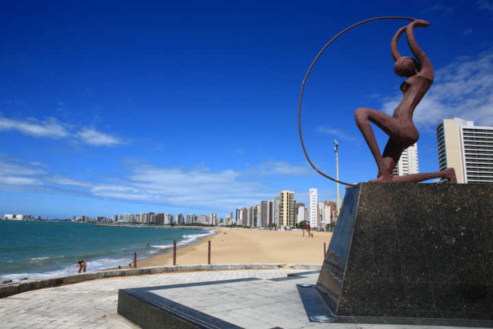 Vista da praia de Iracema, uma das mais populares da orla de Fortaleza