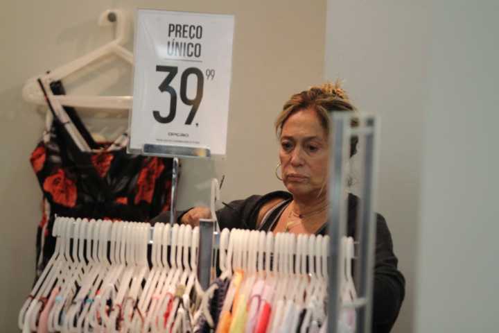 Susana Vieira aproveita promoção em loja no Rio de Janeiro