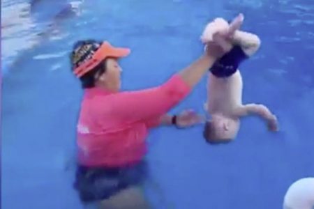 Mãe australiana joga bebê de cabeça na piscina