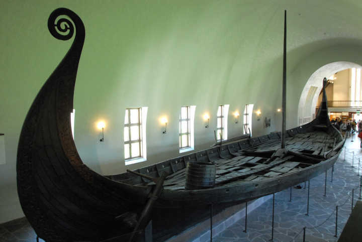 O Vikingskipshuset, museu que abriga três navios vikings originais do século 9 extremamente bem conservados