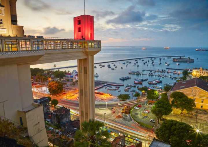 O Elevador Lacerda e o Mercado Modelo, juntos, formam um belo cartão postal de Salvador.