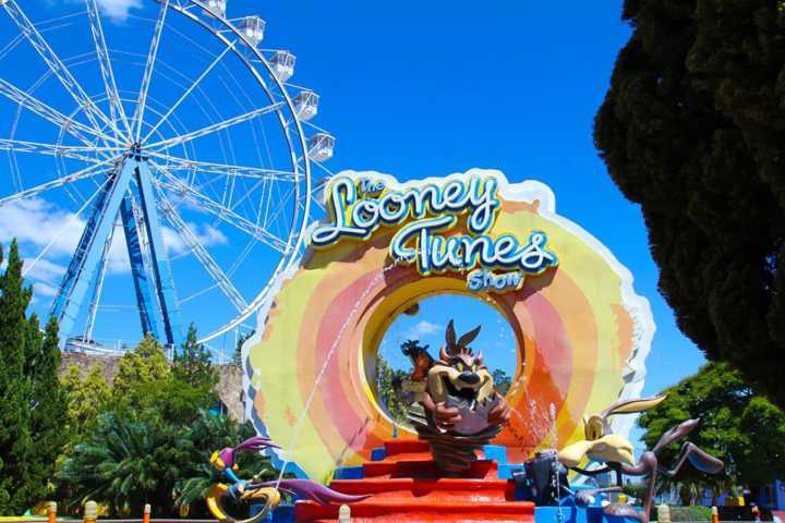 Área do Looney Tunes, dedicada aos mais pequenos com brinques e show temático