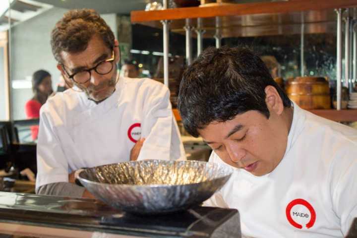 O chef Mitsuharu Tsumura (à dir.) no restaurante Maido, no Peru