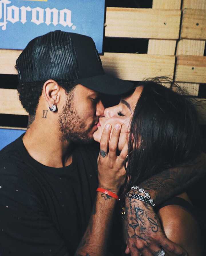 Neymar e Bruna Marquezine se beijam em Noronha