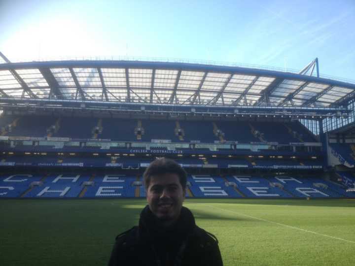 Paulo Roberto no estádio Stamford Bridge, em Londres