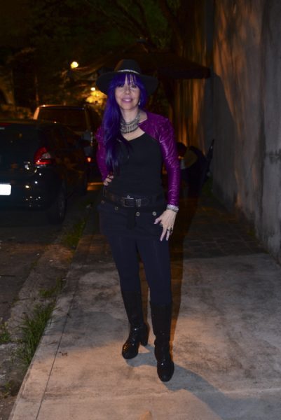 Baby do Brasil arrasou no pretinho básico combinado com o roxo, não é mesmo?