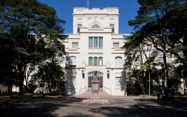 Estudantes da USP dão aulas em cursinho solidário