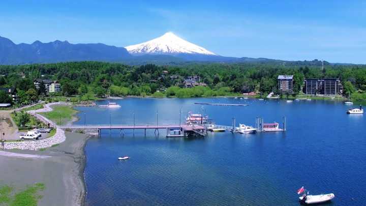 Lago Villarrica com o vulcão homônimo ao fundo