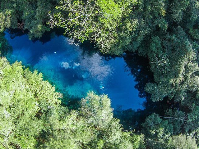 Para chegar à lagoa Misteriosa é preciso fazer uma trilha de 600 m até chegar ao mirante de contemplação