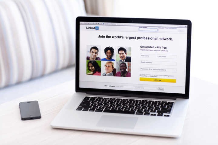 Ter um perfil no LinkedIn é essencial tanto para profissionais desempregados quanto os que estão trabalhando