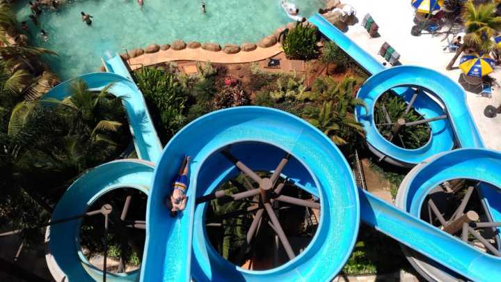 Na mesma torre do Crazy, fica o toboágua Caracol que é repleto de voltas