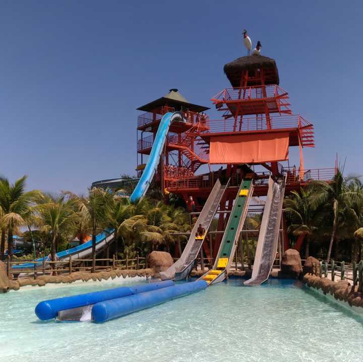 No Escorregador Flutuante o visitante voa sobre a água antes de afundar na piscina quentinha