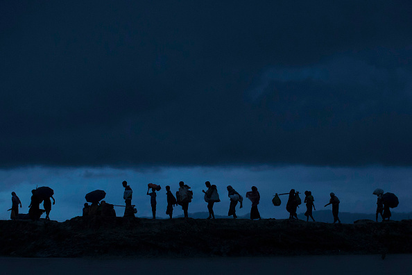 Foto dos refugiados atravessando o campo de arroz em Bangladesh está na retrospectiva 2017 do Getty Images