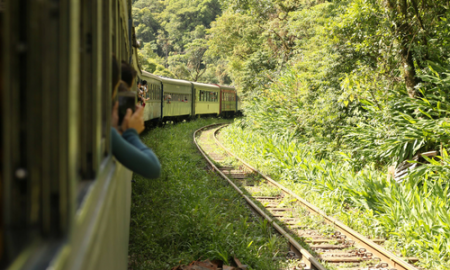 O trem que vai de Curitiba a Morretes corta a Serra do Mar
