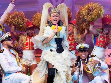 Xuxa Meneghel é criticada pela falta de negros em sua equipe