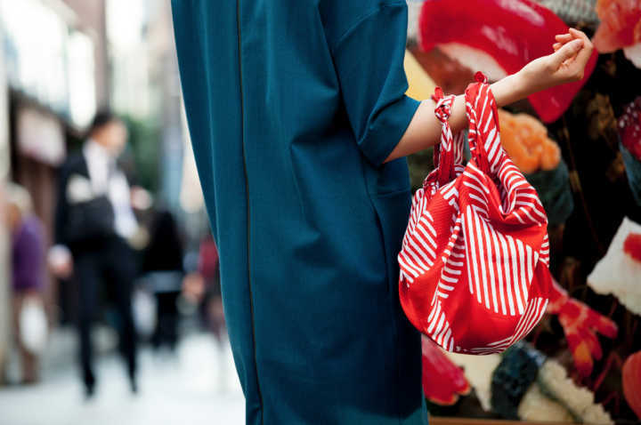 Bolsa feita de tecido em arte japonesa