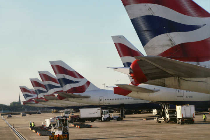 A British Airways afirmou que a prioridade de embarque é feita de acordo com o preço da passagem