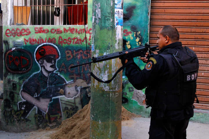 Rio de Janeiro registrou 127 mortes de policiais em 2017: 22 eram policiais reformados. Dos policiais da ativa, 27 estavam de serviço quando foram mortos e 78 estavam de folga
