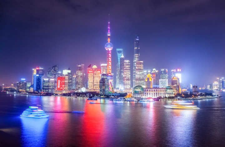 O belo skyline de Xangai e seus tons multicoloridos
