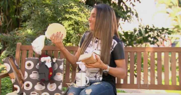 A jogadora Marta ganhou um kit mineiro com queijo e coador de café de Lucas Lucco