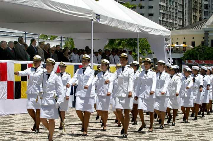 A Marinha quer se tornar a primeira força a retirar qualquer restrição à promoção de mulheres